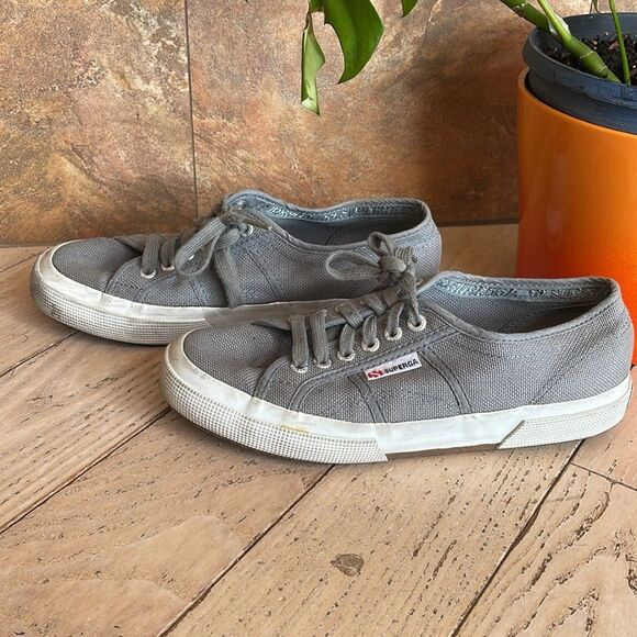 Superga Women's 2750 Classic Lace-up Canvas Sneaker
Size EU39.5 US7 - Picture 3 of 15